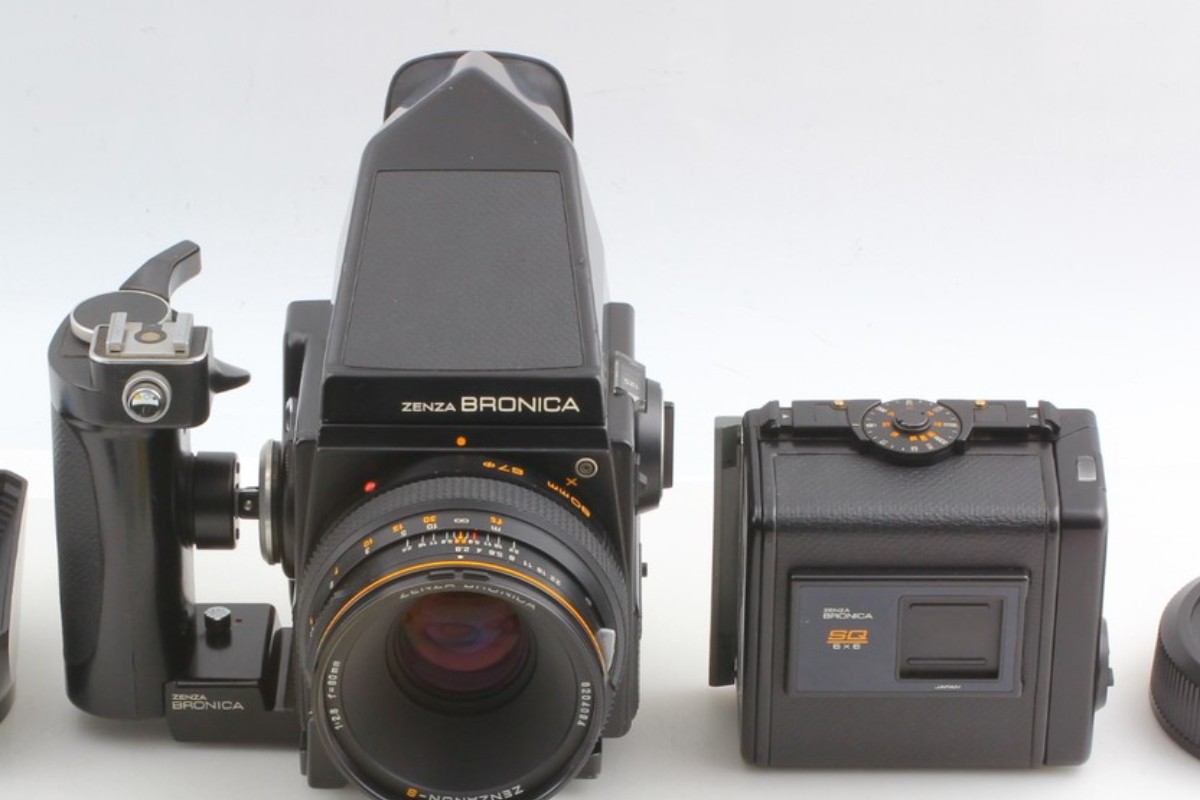 Zenza Bronica SQ with Zenzanon-S 80mm f/2.8 and 120 film back, front view